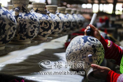 加快陶瓷工業(yè)小區(qū)建設(shè)，做強(qiáng)縣域經(jīng)濟(jì)。