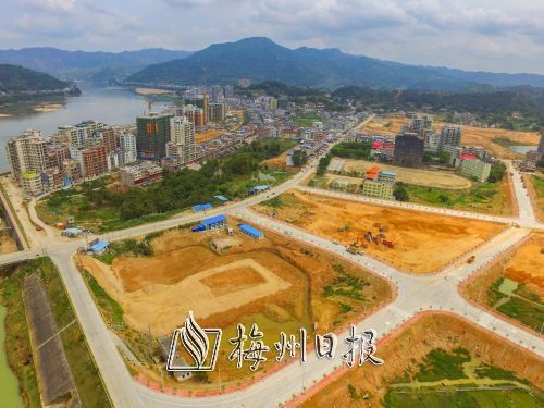 高陂水利樞紐工程陂寨移民安置點(diǎn)主干道建成。